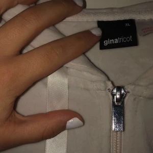 Tröja - Säljer denna från Gina för den är för stor