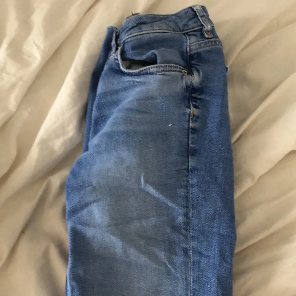 Säljer dessa låg midjade jeans som är lite för stora för mig, andvända 2 gånger och är i fint skick. Om du är intresserad kontakta mig. Köpare står för frakt 💕❤️. Jeans & Byxor.