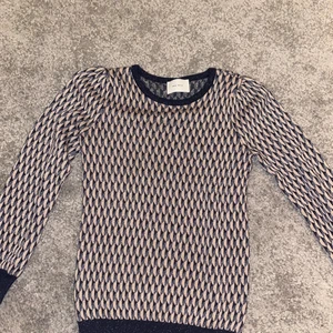 Glittrig tröja - Säljer en superfin och populär stickad tröja fårn neo noir som är lite glittrig. Den är tyvärr lite för lite för mig och har därför inte använts mycket alls. 