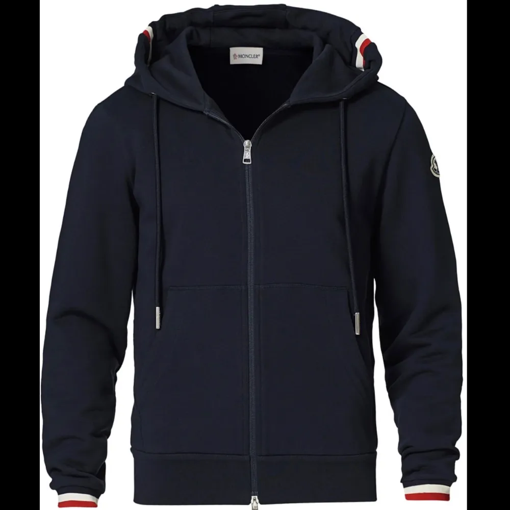 En Marinblå moncler zip hoodie, skick 9/10. Dragkedjan är lite trög längst toppen vilket beror på en söm som är lite sönder. Annars mycket fin. Storlek L. Tröjor & Koftor.