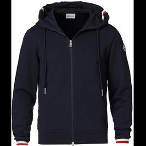 En Marinblå moncler zip hoodie, skick 9/10. Dragkedjan är lite trög längst toppen vilket beror på en söm som är lite sönder. Annars mycket fin. Storlek L