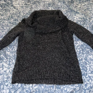 Off shoulder mysig tröja - Sitter som en vanlig stickad tröja, bra skick, storlek xs men passar bra upp till medium, säljer för att jag behöver pengar, står ej för frakten❤️