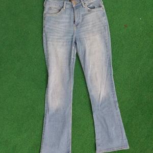 Bootcut jeans - Jätte fina bootcut jeans. De är strechiga och sitter bra. Är normal midjade. Skriv gärna om du har frågor❤