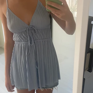 topp från Zara!  - En blå volangtopp från Zara! (Det finns matchade byxor till) ✌🏼en storlek M, den är rätt lång men annars liten i storleken- säljs för att jag inte vet vad jag ska använda den till 🌶