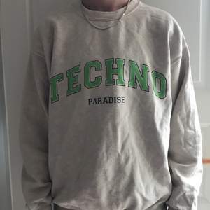 Snygg vintage sweatshirt köpt second hand, unisex och i bra skick:) Köparen står för frakt!