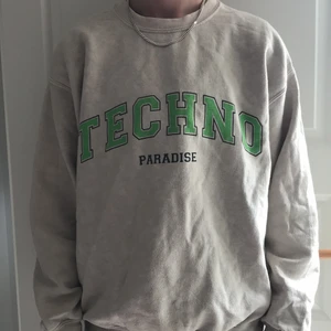 vintage sweatshirt  - Snygg vintage sweatshirt köpt second hand, unisex och i bra skick:) Köparen står för frakt!