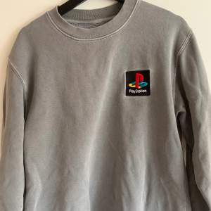 Travis scott playstation crewneck i size M Använd ca 10 gånger cond 7/10 har en liten fläck  Kom dm för fler bilder och bud 