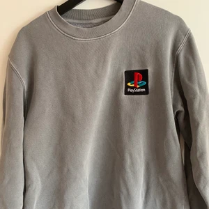 Cactus Jack PS crewneck - Travis scott playstation crewneck i size M Använd ca 10 gånger cond 7/10 har en liten fläck  Kom dm för fler bilder och bud 