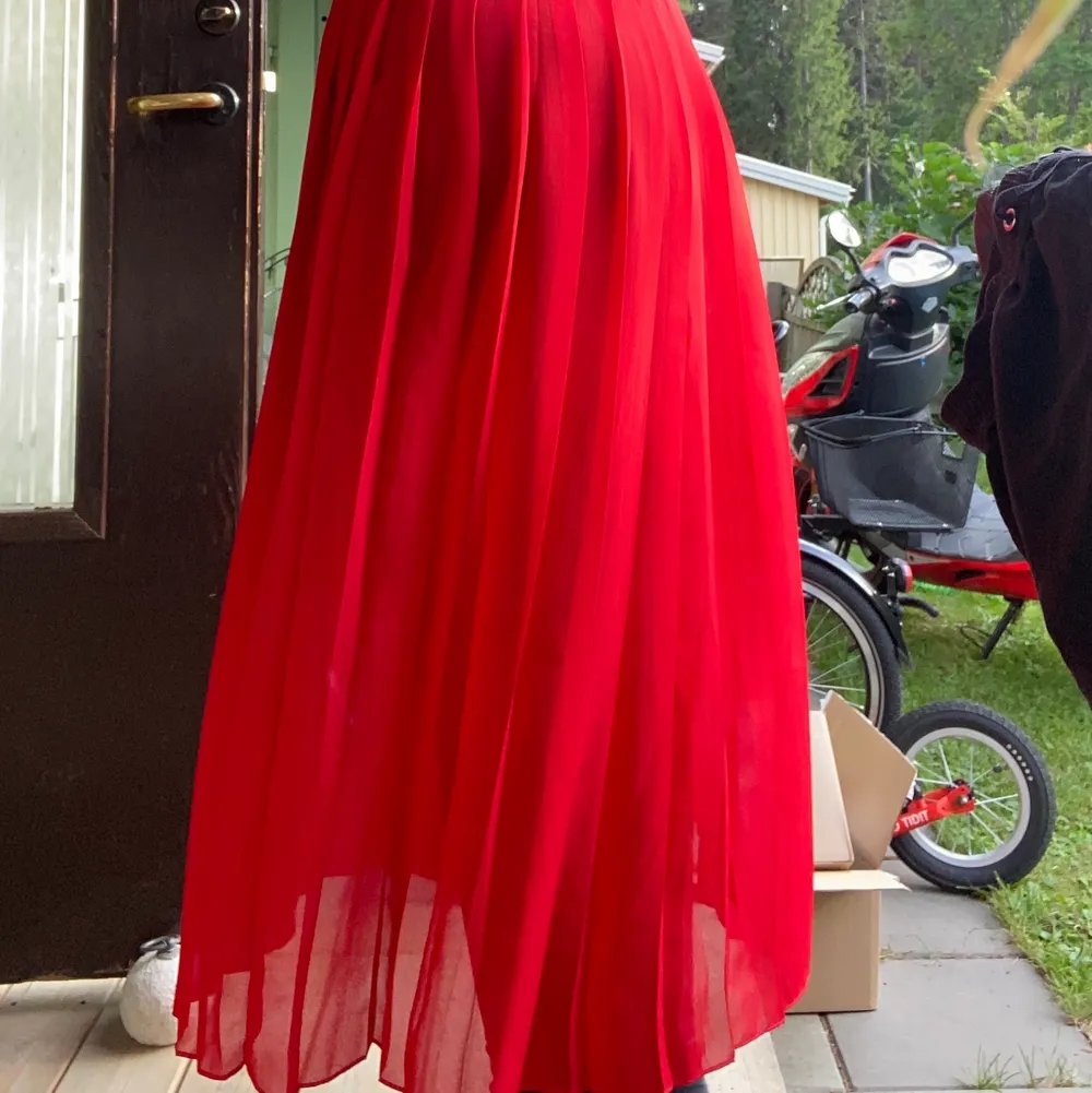 Röd lång kjol från Prêt á Porter i storlek 42. Den är i lite genomskinligt material som syns på bilden. Kjolar.