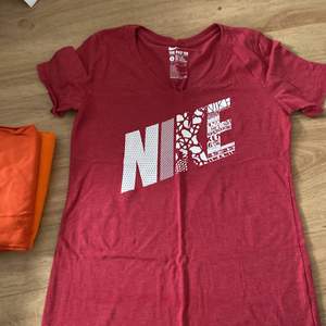 Nike t shirts, båda i storlek S. Kan sälja separat 