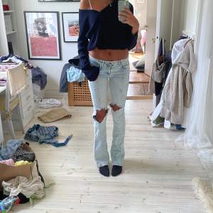 Ljusblå low waist bootcut jeans från zara. Några år gamla så finns inte kvar. Jag är 176 så dom är väldigt långa. 