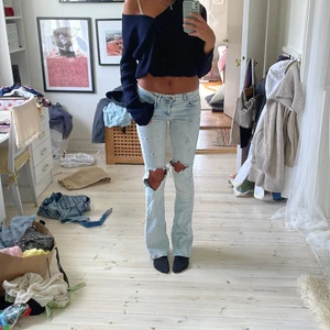 Low waist jeans - Ljusblå low waist bootcut jeans från zara. Några år gamla så finns inte kvar. Jag är 176 så dom är väldigt långa. 