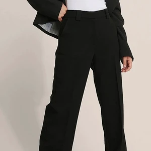 Kostymbyxor - NAKD - Säljer dessa populära helt nya klassiska kostymbyxor från NAKD! Aldrig använda, nyskick. Nypris: 599kr