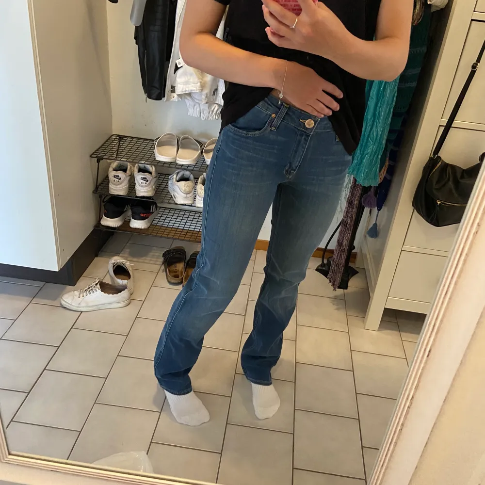 Blåa Lee jeans lågmidjade med lite utsvängda ben. Marion Straight. Mycket mjuka och stretchiga. Tvättas i 20°C. ✨. Jeans & Byxor.