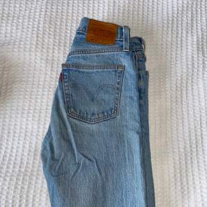 Levi’s jeans 501 S Skinny ljusblåa. Tvättas i 30°C. ✨