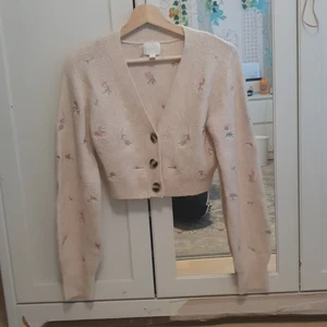 Broderad blommig kofta  - Säljer en broderad blommig kofta som jag har aldrig använt. Köpte den från h&m för 299 kr i storlek S.