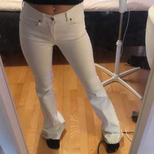 Vita skit snygga lågmidjade bootcut jeans. Stretchig i midjan!  Storlek S/34 och dom är långa på mig som är ca 167cm lång. Använda ett par gånger men fortfarande i fint skick! 