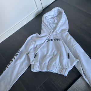 Vit Hoodie  - Vit hoodie med text är storlek xxs men passar som xxs 