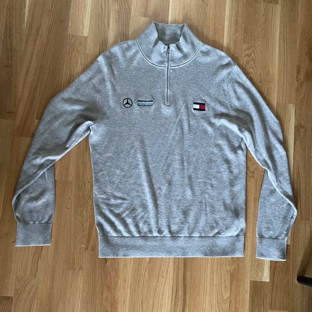 Jätte fin Tommy Hilfiger tröja i samarbete med Mercedes Benz. Har bara använts en få tal gånger, så tröjan är i extremt fint skick. Storlek medium . Hoodies.