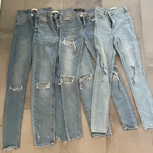 Fyra skinnyjeans med hål varav tre av dom är från gina och ett par från denim rebel  - Ett pack med fyra stycken skinnyjeans med hål får du för endast  150kr!! tre utav dom är från ginatricot och ett par ifrån denim rebel. Två utav jeansen har xs och ett par s,  sista paret står inget på men ser ut som xs/s. alla jenasen ser ut att ha samma