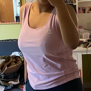 Rosa linne Kappa - Ett ljusrosa linne från Kappa. Helt okej skick. Storlek medium/large