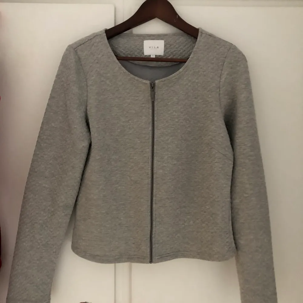 Helt ny tröja/kavaj från vila storlek Medium,grå. Tröjor & Koftor.