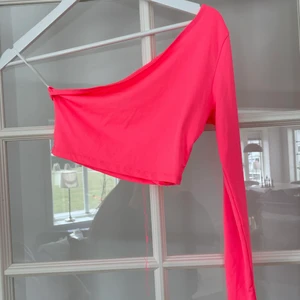 Neonrosa topp - Jättefin topp, NEON rosa!!💗 jättebra skick förutom att sömnen gått upp ungefär 5cm. Inget märkvärdigt dock, den fungerar ändå!💗