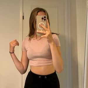 tshirt - croppad tshirt från H&M i rosa!