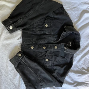 Kort jeansjacka  - Kort jeansjacka, svart  God skick 