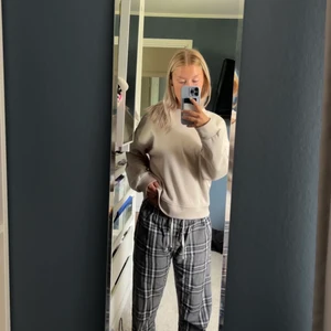 Beige sweatshirt H&M - Beige sweatshirt från H&M! Använd 1 gång, Storlek S men passar både mindre och större! Spårbar frakt tillkommer❤️