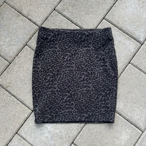 Svart leopardmönstrad minikjol - Fin minikjol från Cubus, diskret mönster i sammet. Fint skick. Strl XS.