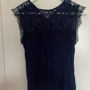 Topp med broderier - As fin! Nyskick. 