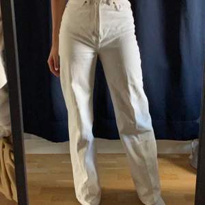 Högmidjade beiga/vita straight jeans från H&M med slit detaljer på bakfickan och framfickan. Köpta för cirka 1,5 år sedan.