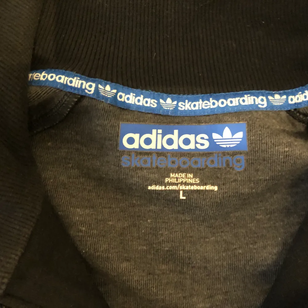 Säljer en adidas skateboarding zip jacket. Fint skick storlek large.. Jackor.