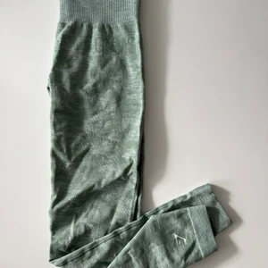 Gymshark tights - Mjuka, sköna träningstights med en liten ”scrunch” på bakdelen. Använda ett fåtal gånger. Storlek S. 