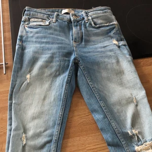 Jeans från Zara - Blå jeans med slitningar från zara. Tight modell. Storlek 34. Använda enstaka gånger, nyskick!