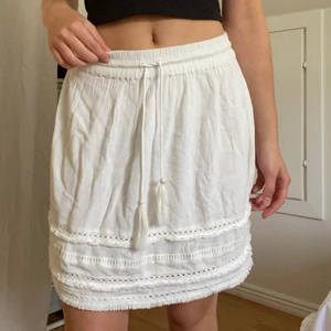 Vit kjol - Vit kjol som passar till allt! Men kommer tyvärr inte till användning längre så säljer vidare. Skriv privat för frågor eller flera bilder. (Frakt 45kr) ❤️