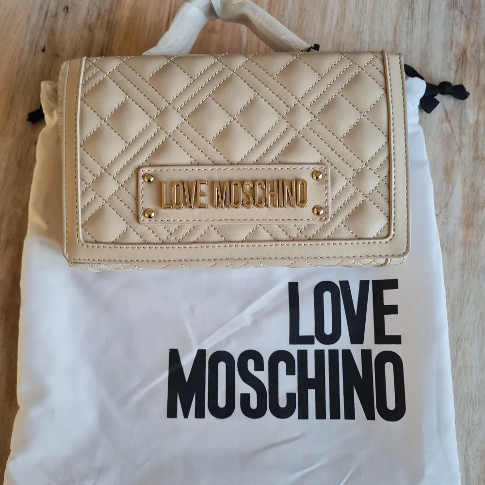 Vacker handväska från Love Moschino! Aldrig använd 👌. Väskor.