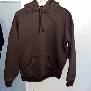 Bik bok hoodie - Brun Bik bok hoodie i storlek S. Säljs för den ej kommer till användning längre. Skriv om du är intresserad 💗