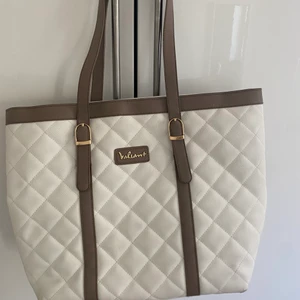 Väska - Beige handväska med bruna detaljer💕 Om ni önskar någon jämnförelsebild eller mått på den så är det bara att höra av sig. Den är i gott skick och har inte använt den särskilt många gånger💗