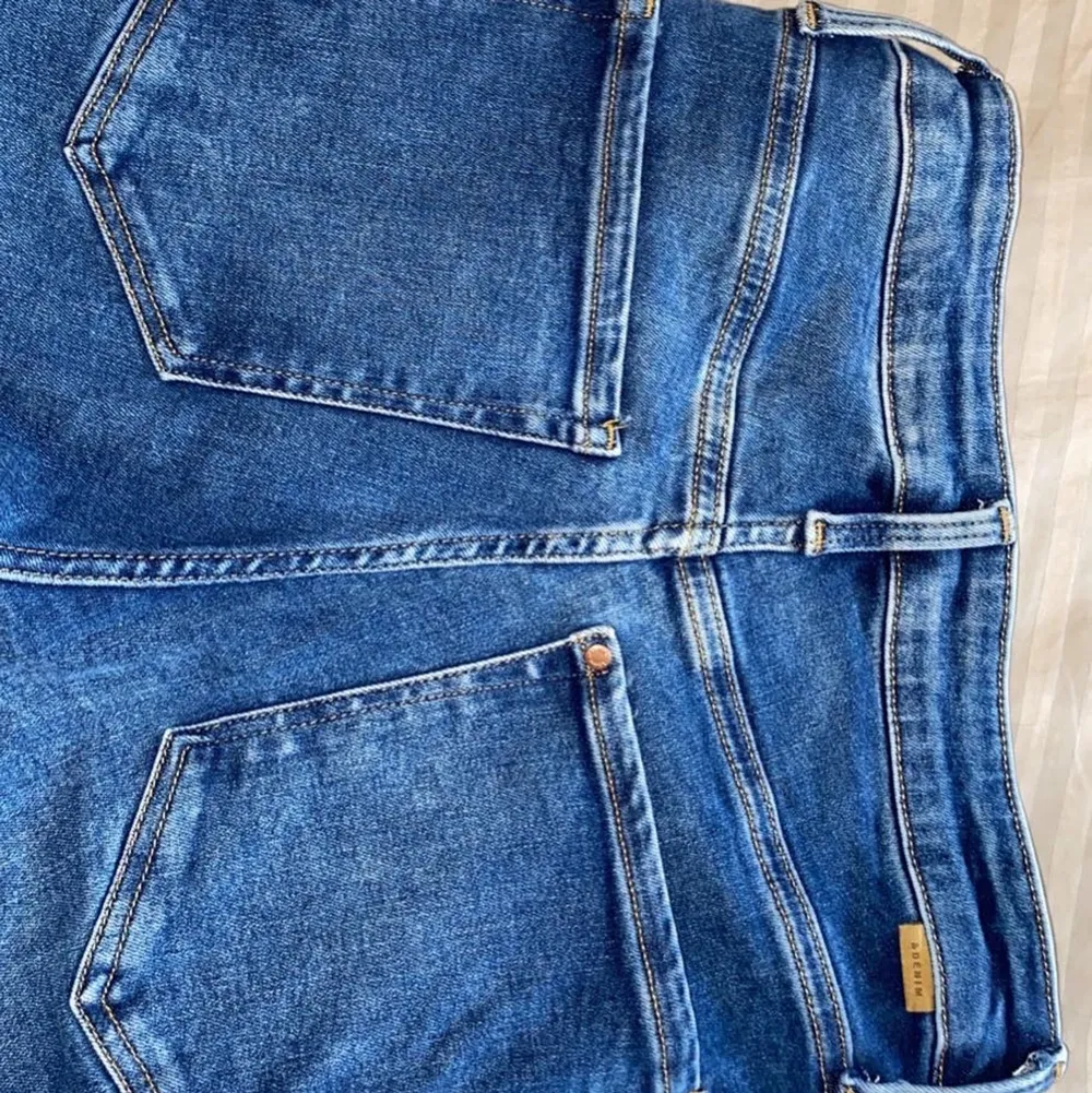Super bekväma jeans i storlek S passar även M. Endast testade men kommer ej till användning då jag har massa jeans🌸. Jeans & Byxor.