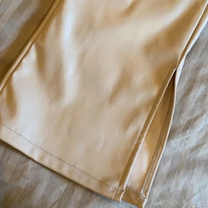 Jätte fina biegea fakeskin byxor  - Jätte fina byxor i storlek S/M super bekväma med slits🌸