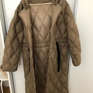 Oversized winter coat, completely new, size L. It was too big for me, but if you’re size M, this will fit perfectly as an oversized coat. It has feathers so it will keep you warm! 