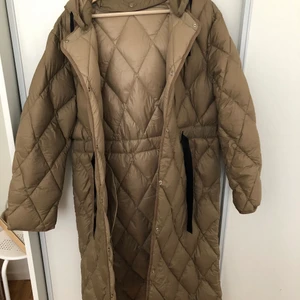 Winter coat Zara size L - Oversized winter coat, completely new, size L. It was too big for me, but if you’re size M, this will fit perfectly as an oversized coat. It has feathers so it will keep you warm! 