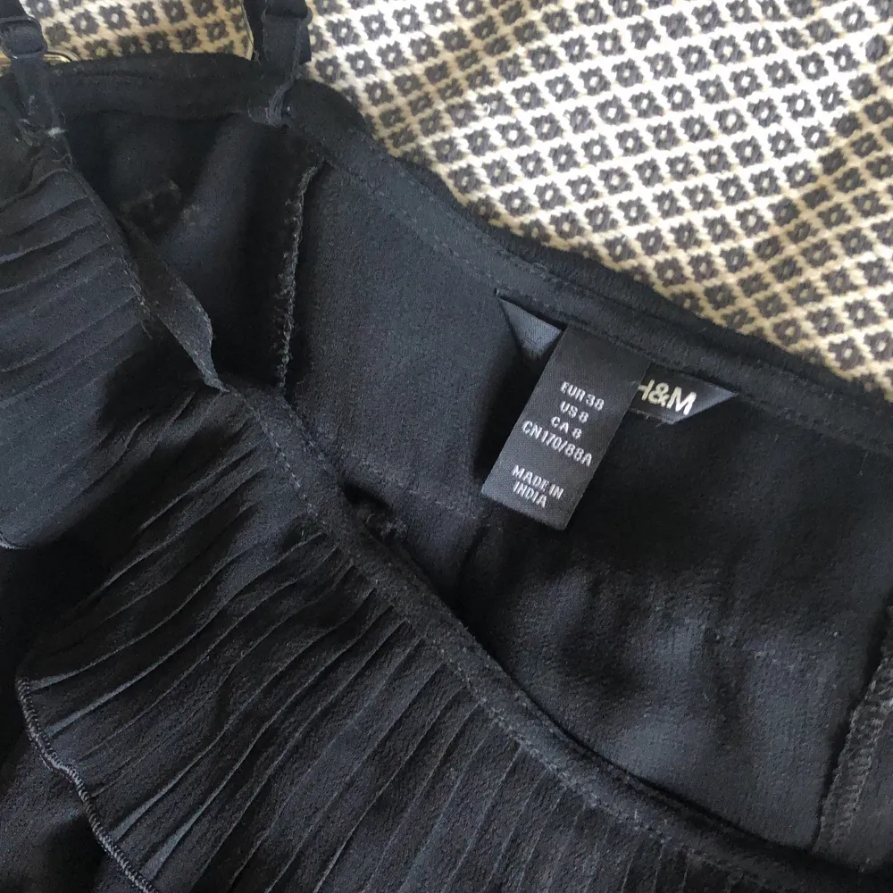 Fin svart kläning i mycket bra skick använd endast 1 gång, liten i storlek och därför jag säljer den, har normalt st 36 så den är liten i storlek, kan sänka pris via snabb affär 💕💕. Klänningar.