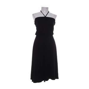 En svart klänning från hm med knytning runt halsen. Hittar inte på hemsidan så tror inte den säljs längre! 200kr + frakt (60kr)🖤