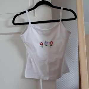 Vitt basic linne broderade blommor sommrig - Mitt fina vita linne med tre broderade blommor och två små hjärtan på💓 Gillar det jättemycket men har insett att linnen överlag inte riktigt är min grej. 