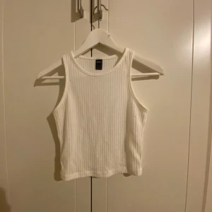 Topp - Topp från shein, lite genomskinlig men funkar med bh under, nytt skick  Köparen står för frakten 