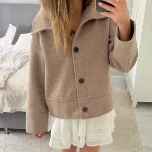 Kappa - En super fin kappa från nakd ❤️ nypris 599 säljer för 220 eller köp direkt för 300 kr ❤️ gratis frakt ❤️ beige