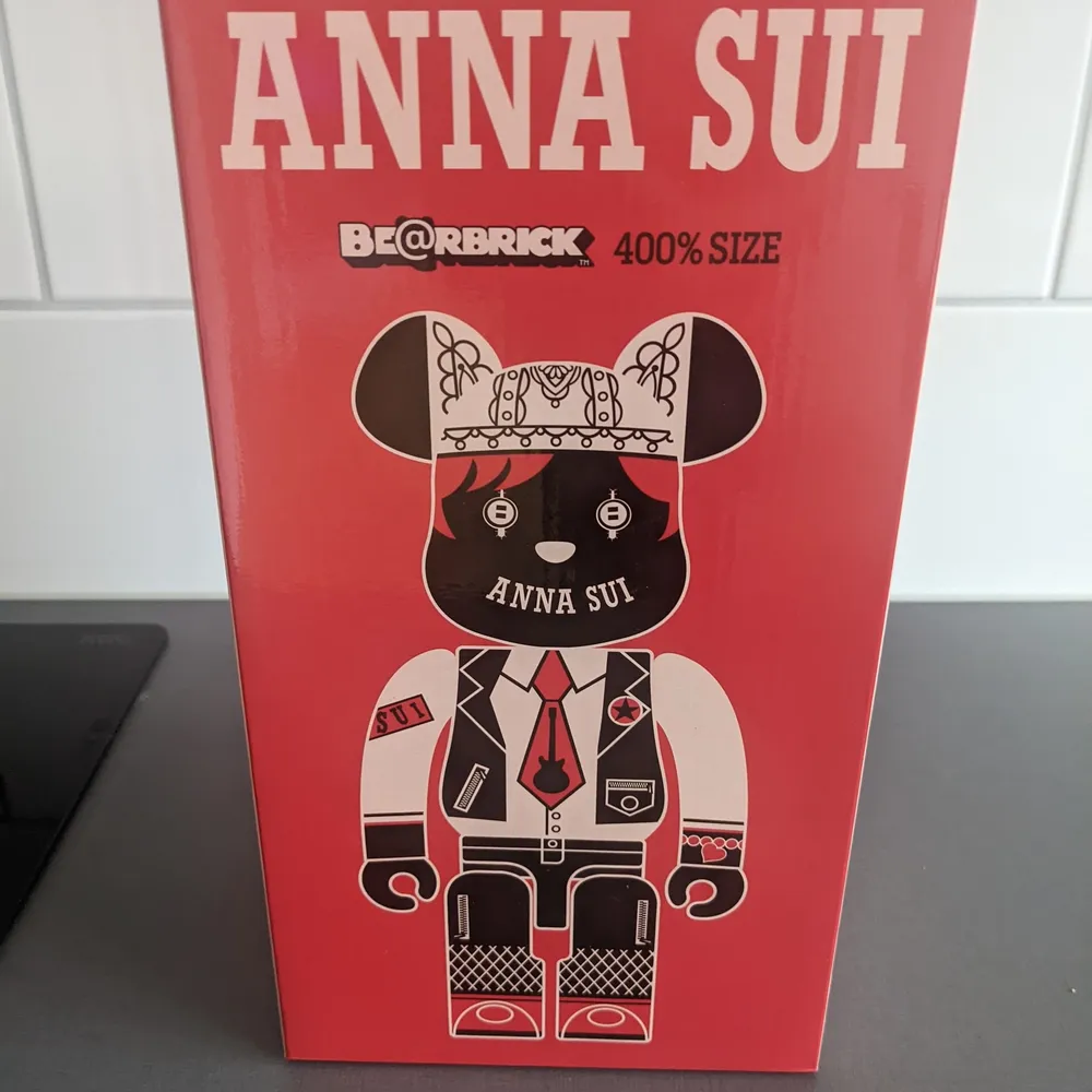 Bearbrick Anna Sui till salu i size 400% från japanska medicom toy. Helt ny i obruten kartong.   Är från säsongen -2021.. Accessoarer.